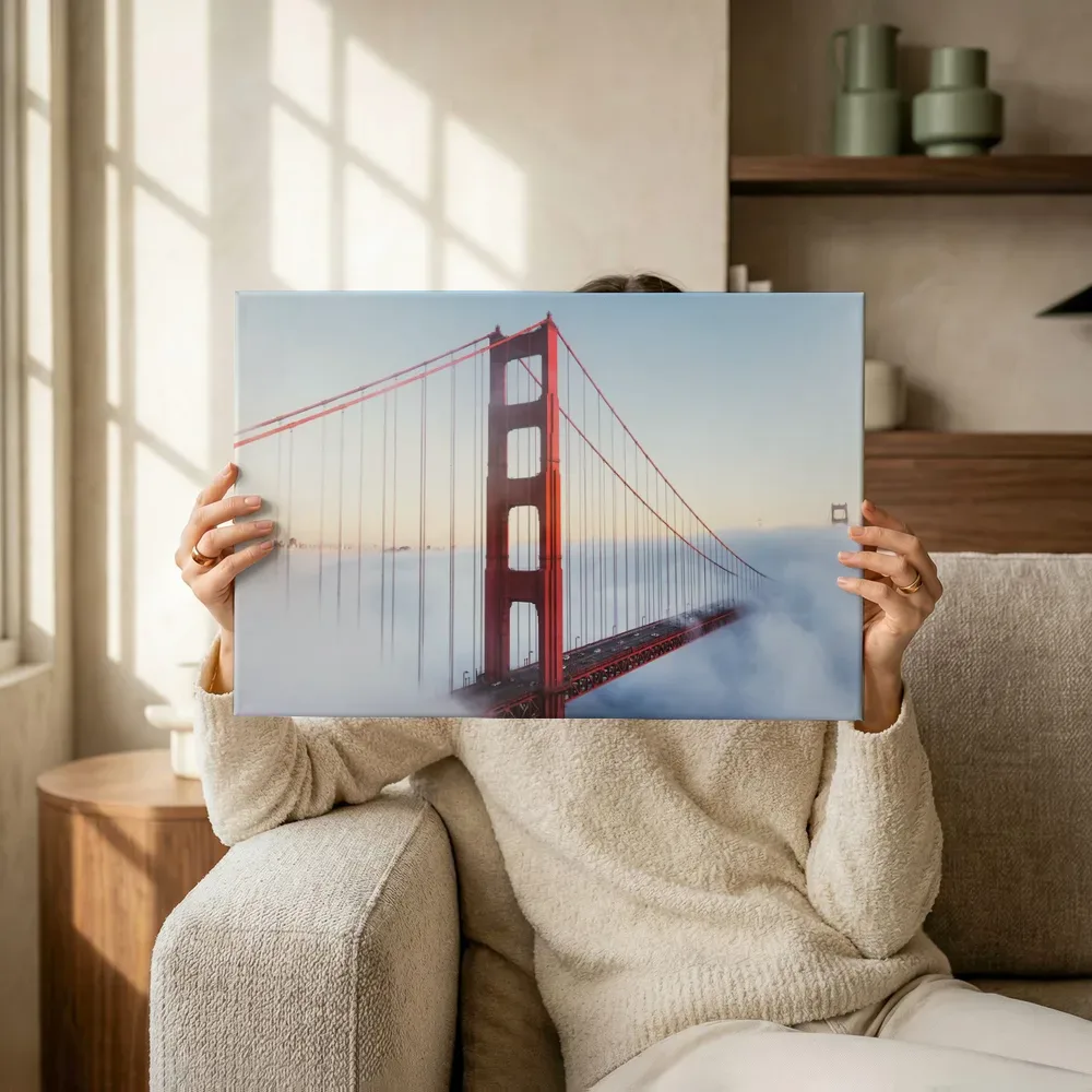 Sfeerimpressie: Golden Gate Bridge boven de mist terwijl het omhoog wordt gehouden