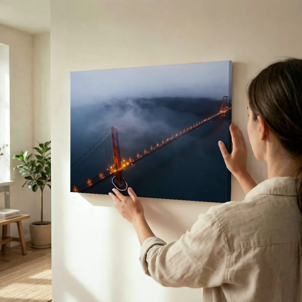 Sfeerimpressie: Golden Gate Bridge in de mist terwijl het wordt opgehangen