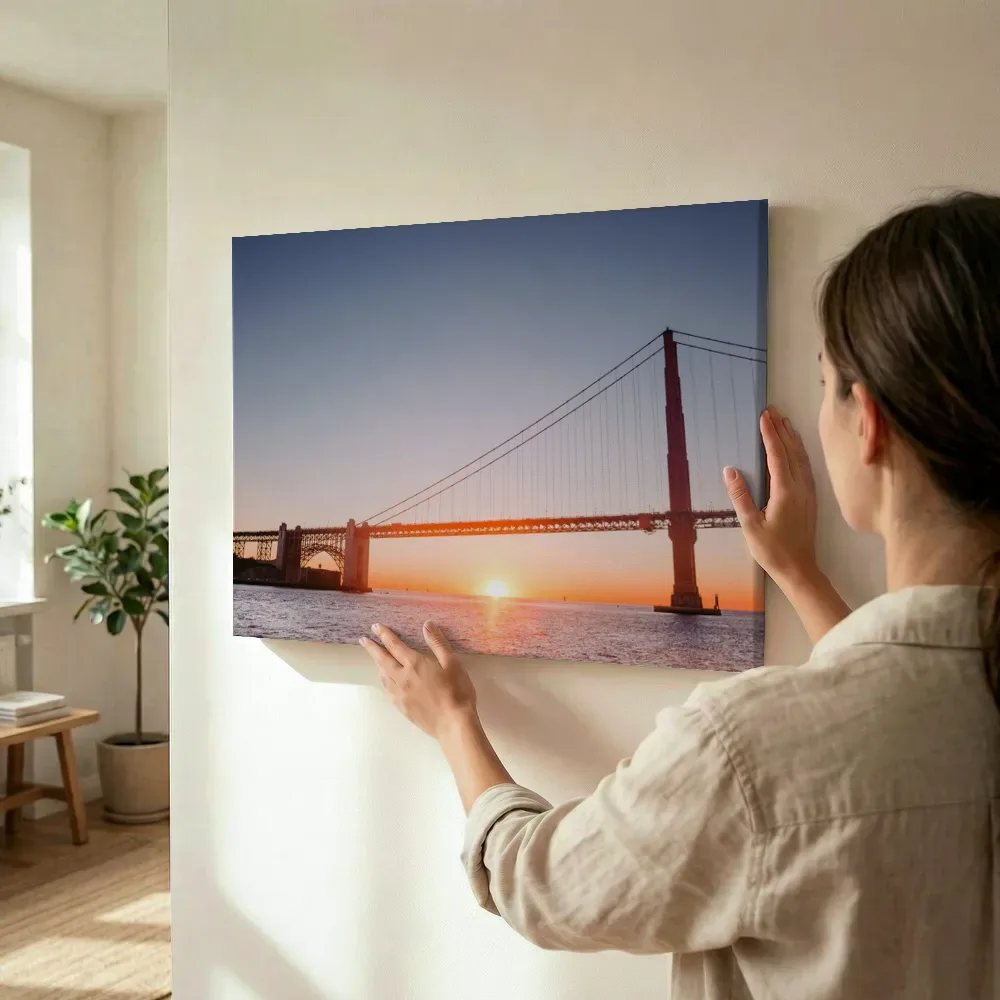 Sfeerimpressie: Golden Gate Bridge bij zonsondergang terwijl het wordt opgehangen