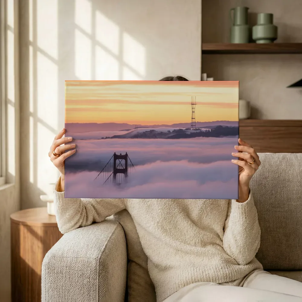 Sfeerimpressie: Golden gate brug in de mist terwijl het omhoog wordt gehouden