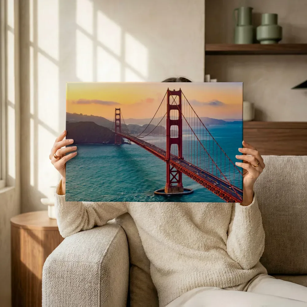 Sfeerimpressie: Golden Gate Bridge in warm avondlicht terwijl het omhoog wordt gehouden
