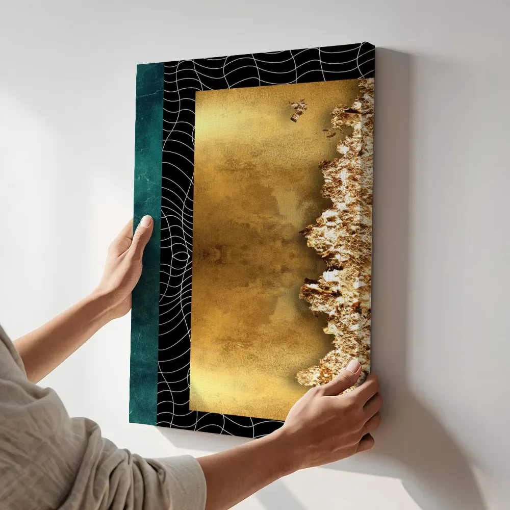 Sfeerimpressie: Golvend lijnenrooster in teal en goud terwijl het aan de muur wordt gehangen
