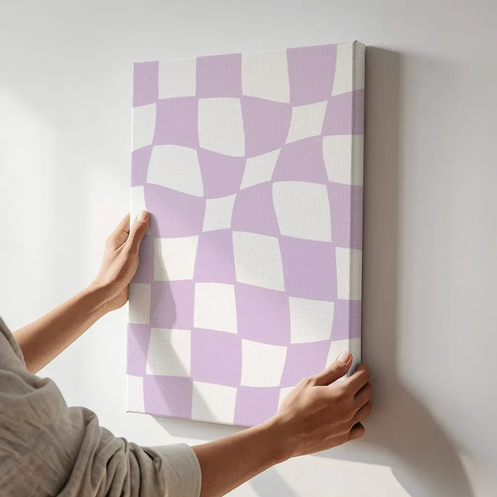 Sfeerimpressie: Golvend schaakbordpatroon in lila terwijl het aan de muur wordt gehangen