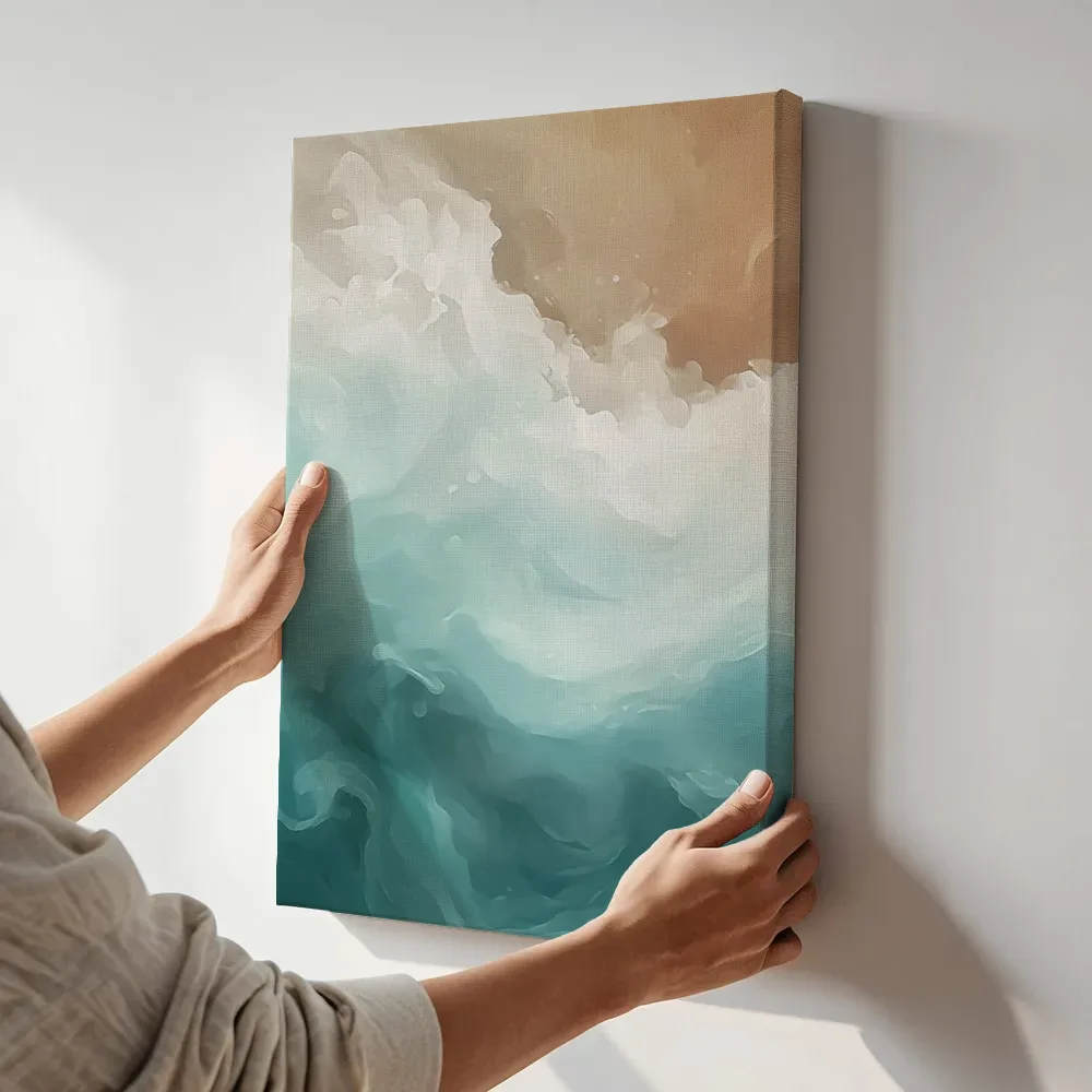 Sfeerimpressie: Golvende aquarel in teal en terracotta terwijl het aan de muur wordt gehangen