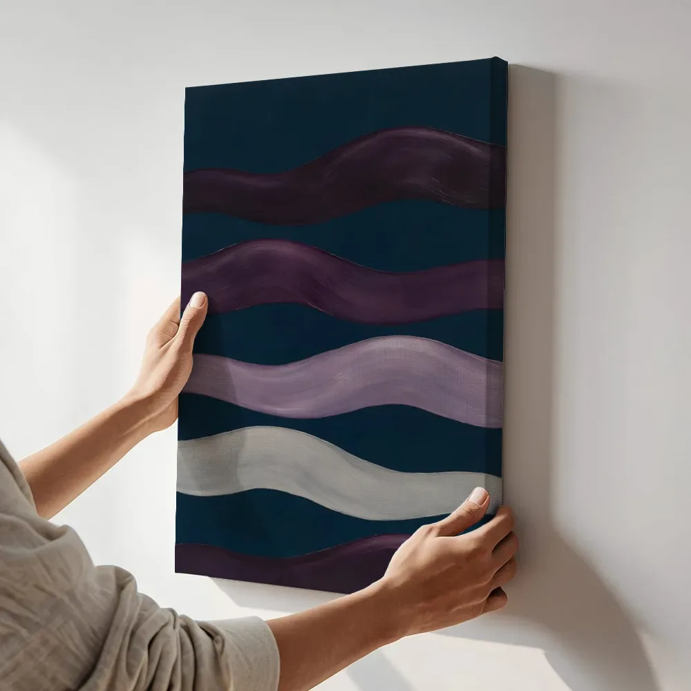 Sfeerimpressie: Golvende banen Textured Minimalism in aubergine terwijl het aan de muur wordt gehangen