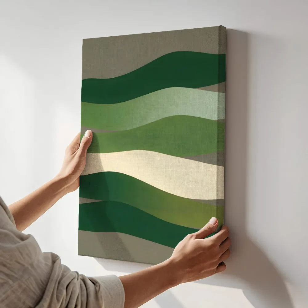 Sfeerimpressie: Golvende banen Textured Minimalism in bosgroen terwijl het aan de muur wordt gehangen