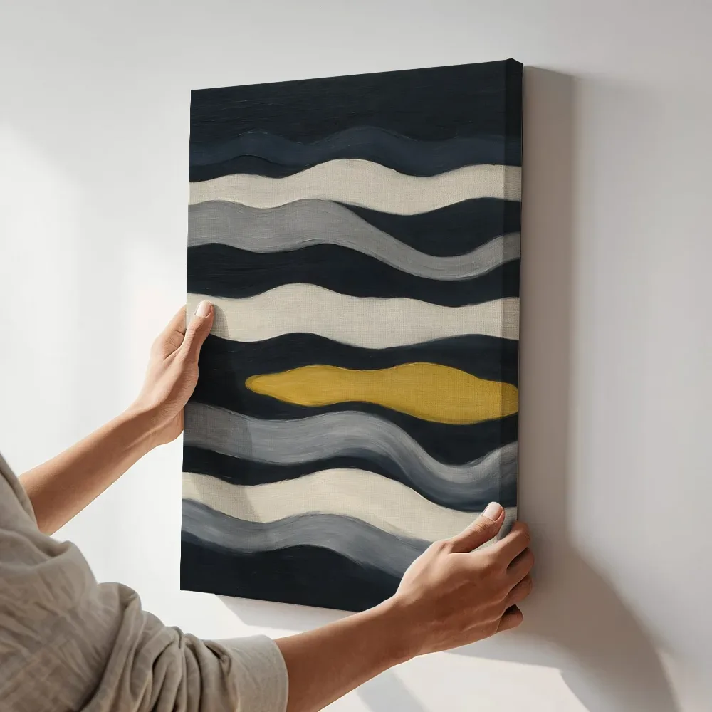 Sfeerimpressie: Golvende banen Textured Minimalism in grafietgrijs 2 terwijl het aan de muur wordt gehangen