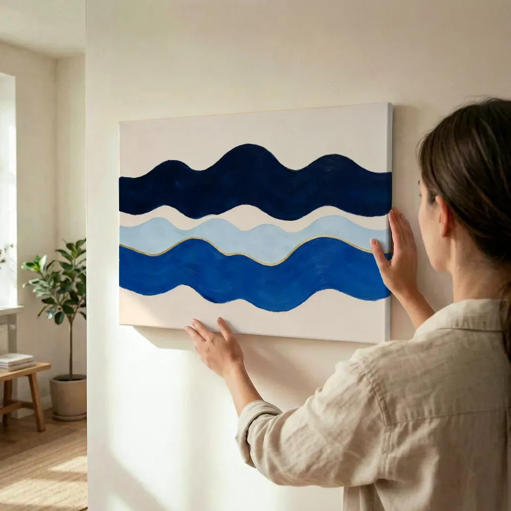Sfeerimpressie: Golvende banen Textured Minimalism in middernachtindigo 2 terwijl het wordt opgehangen