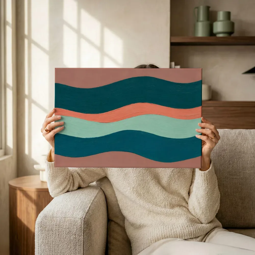 Sfeerimpressie: Golvende banen Textured Minimalism in petrolblauw terwijl het omhoog wordt gehouden