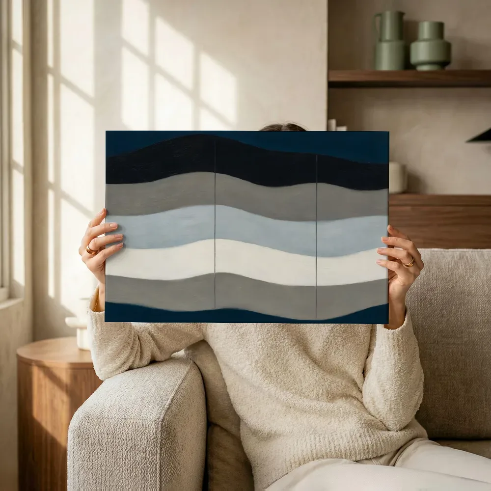 Sfeerimpressie: Golvende banen Textured Minimalism in steengrijs 2 terwijl het omhoog wordt gehouden