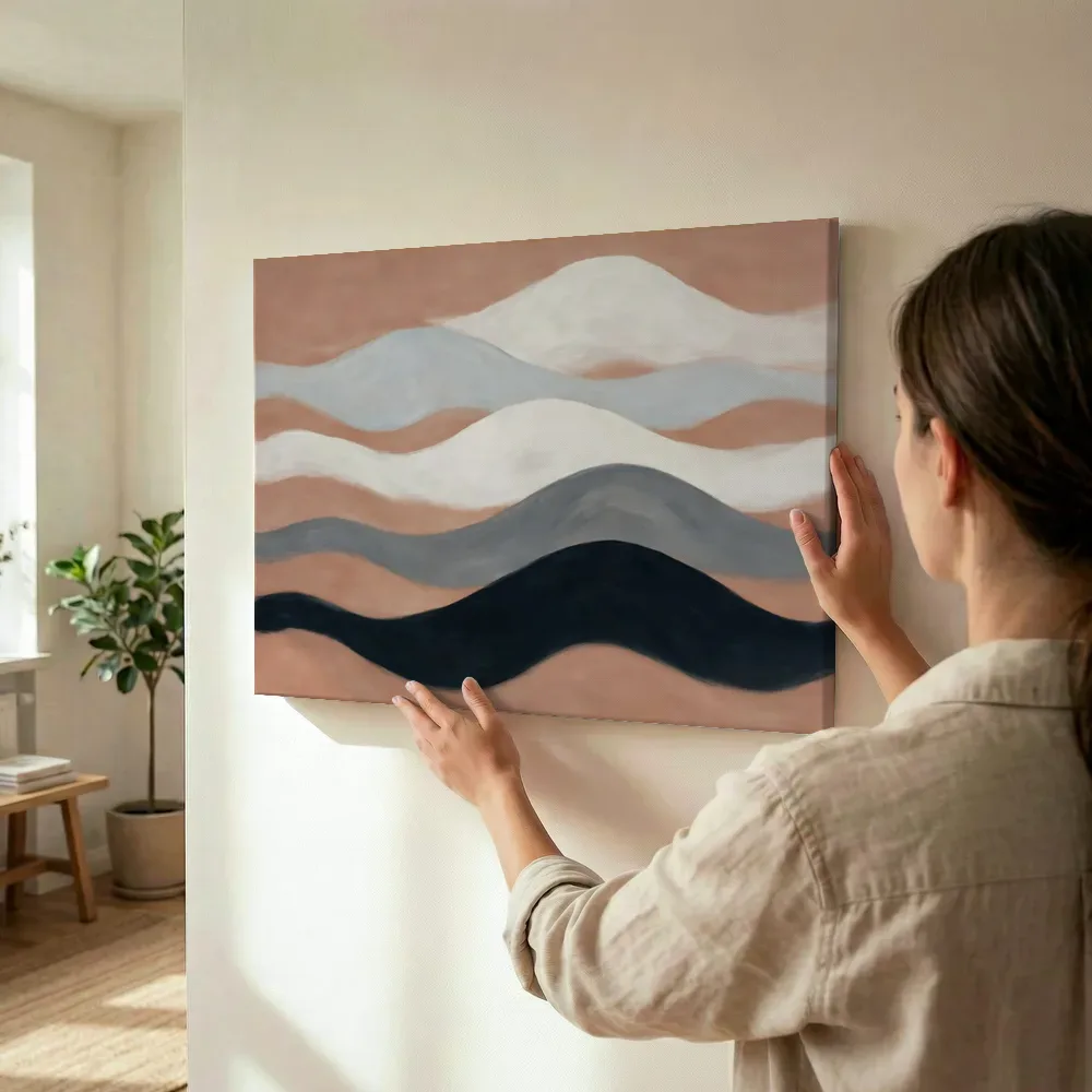 Sfeerimpressie: Golvende banen Textured Minimalism in steengrijs 3 terwijl het wordt opgehangen
