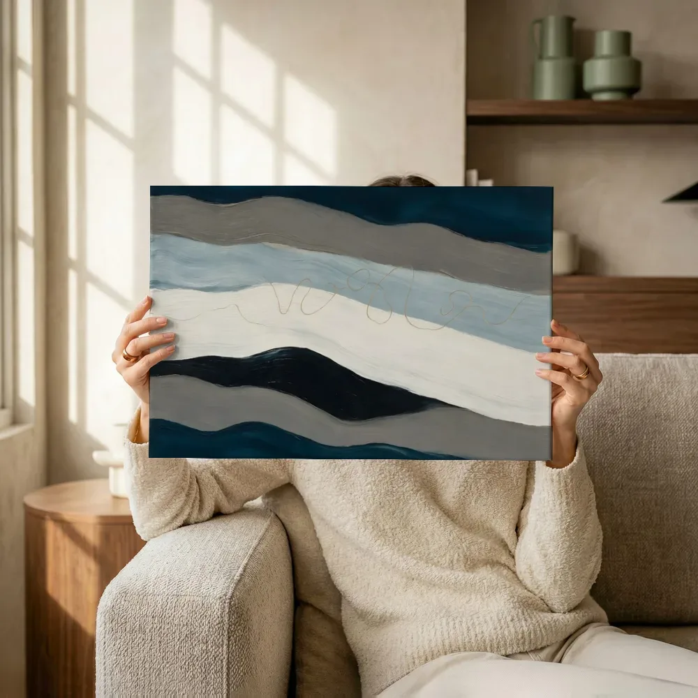 Sfeerimpressie: Golvende banen Textured Minimalism in steengrijs 4 terwijl het omhoog wordt gehouden