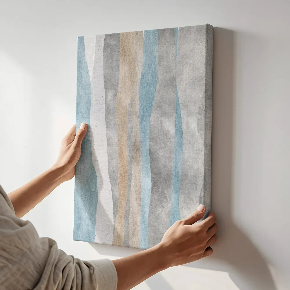 Sfeerimpressie: Golvende verticale strepen in blauw en beige terwijl het aan de muur wordt gehangen