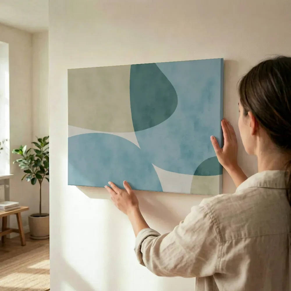 Sfeerimpressie: Golvende abstracte vormen in pastelgroen terwijl het wordt opgehangen