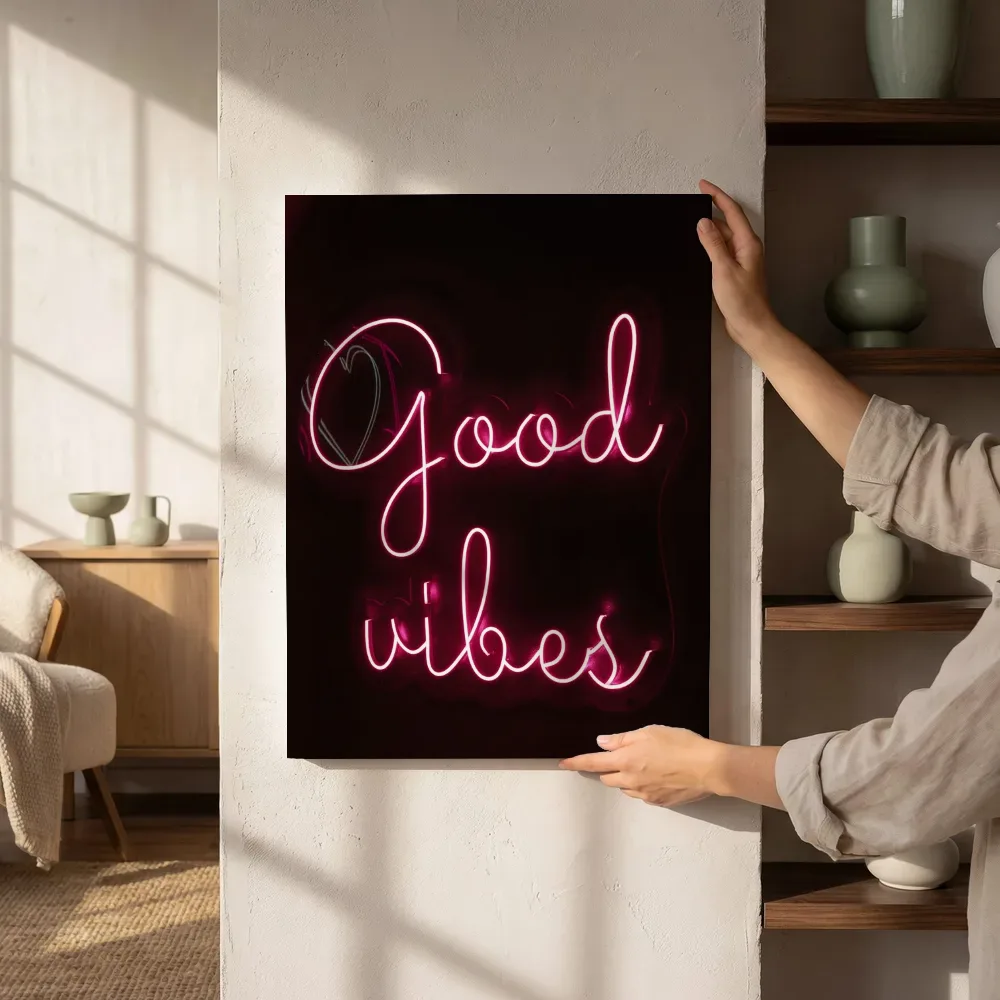 Sfeerimpressie: Good vibes neonlicht naast de kast