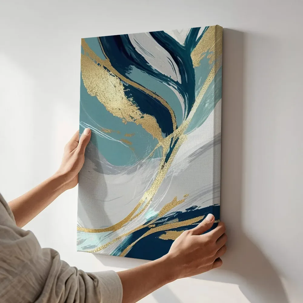 Sfeerimpressie: Gouden aderen in turquoise marmer terwijl het aan de muur wordt gehangen