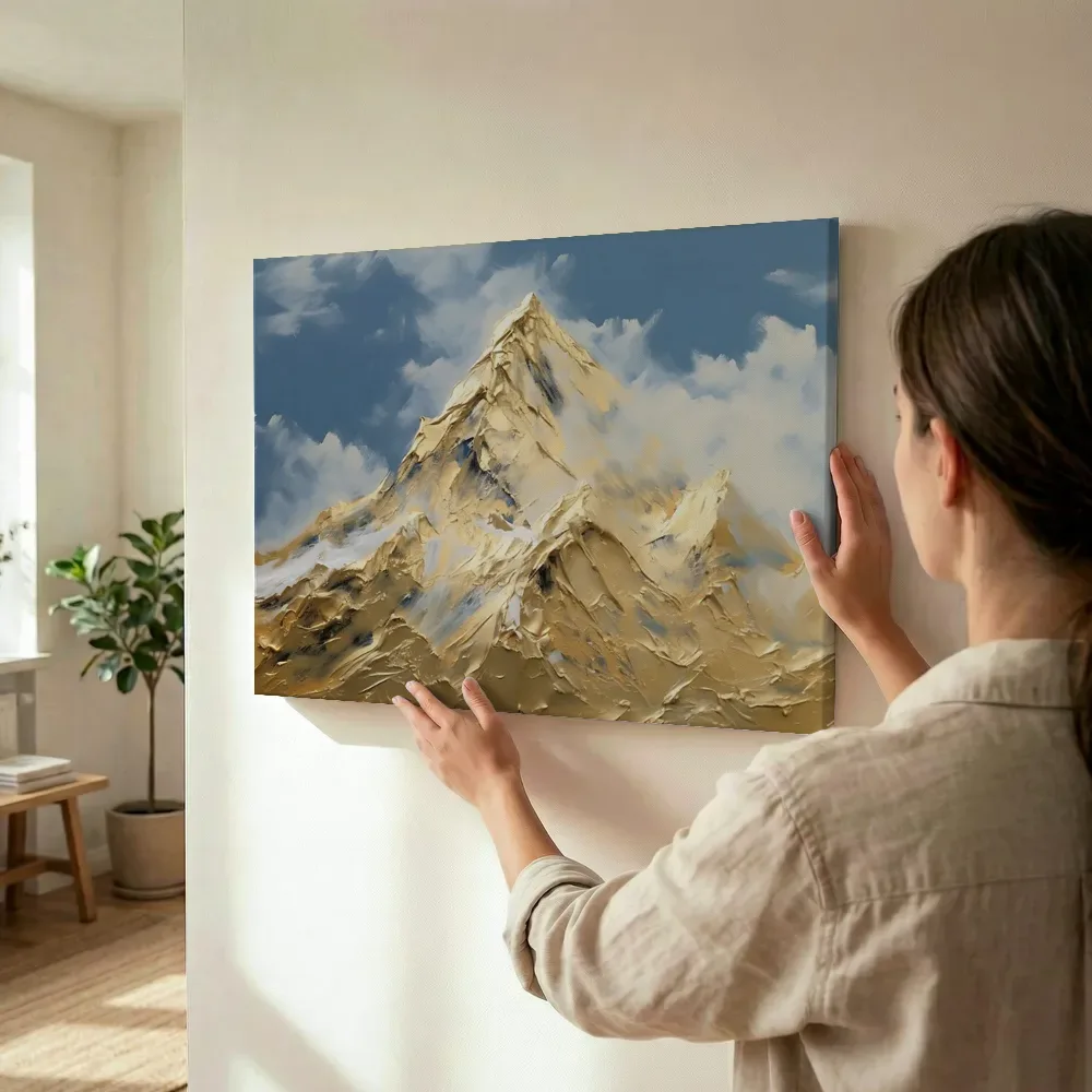 Sfeerimpressie: Gouden bergtop met blauwe lucht terwijl het wordt opgehangen