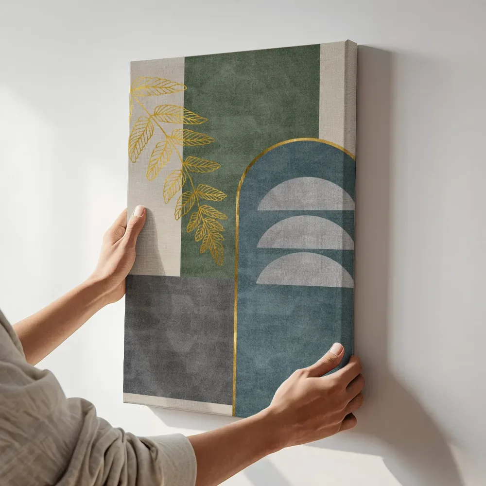 Sfeerimpressie: Gouden bladtak op groen en blauw vlak terwijl het aan de muur wordt gehangen