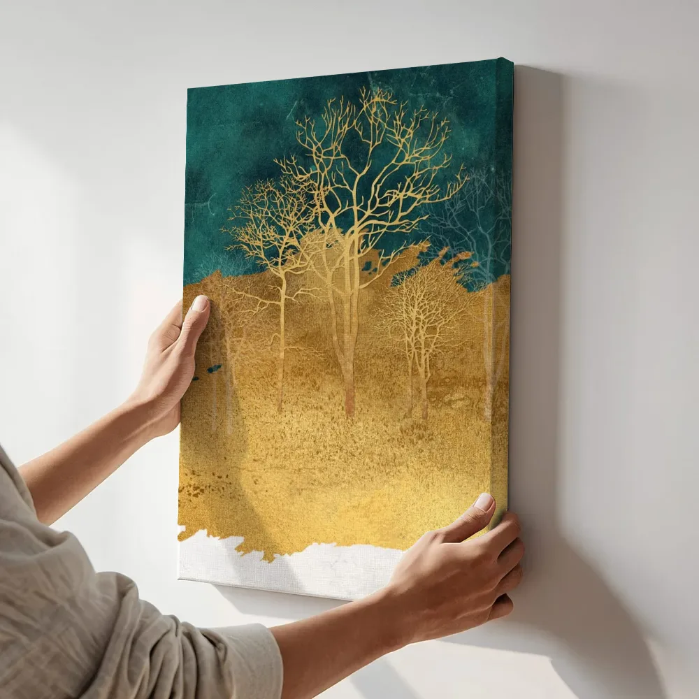 Sfeerimpressie: Gouden bomen tegen diepblauwgroene nachtlucht terwijl het aan de muur wordt gehangen