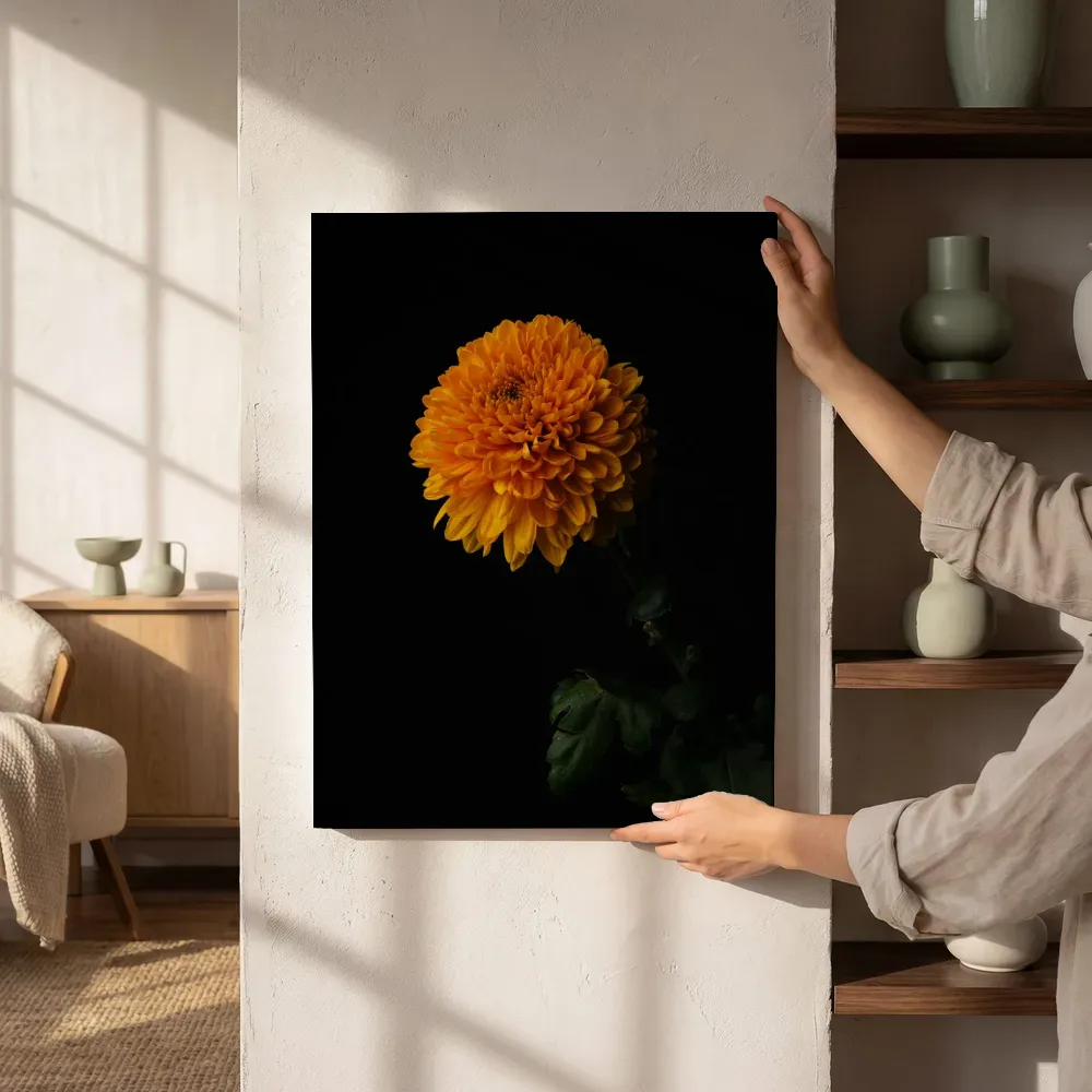 Sfeerimpressie: Gouden chrysant in het donker naast de kast