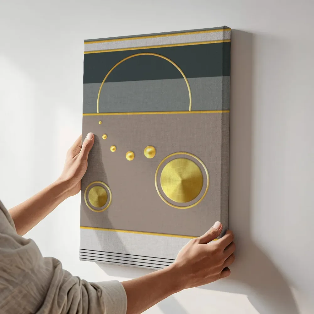 Sfeerimpressie: Gouden cirkels op taupe kleurbanden terwijl het aan de muur wordt gehangen