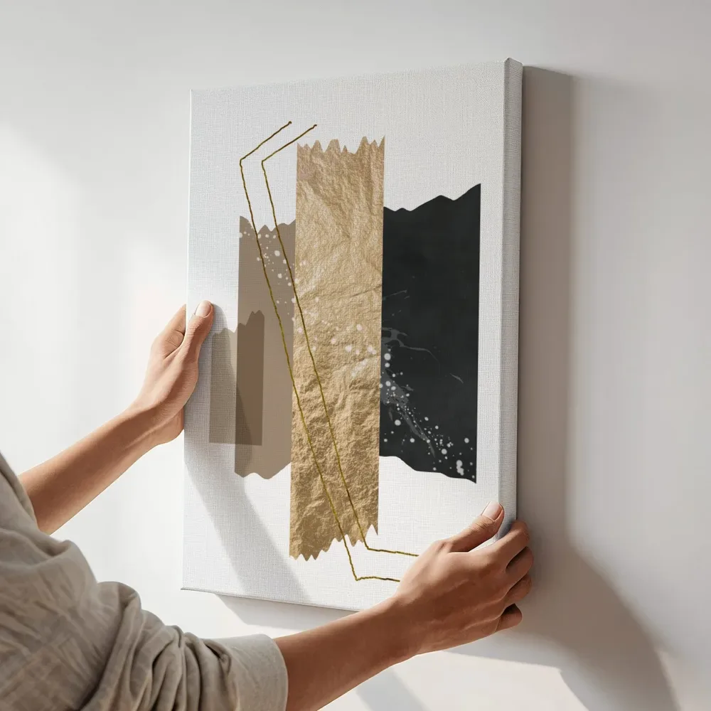 Sfeerimpressie: Gouden draadtekening papier terwijl het aan de muur wordt gehangen