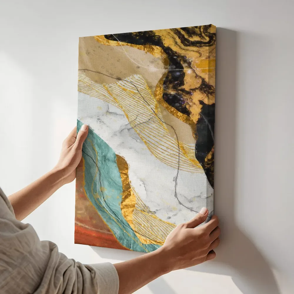 Sfeerimpressie: Gouden geode marmer terwijl het aan de muur wordt gehangen