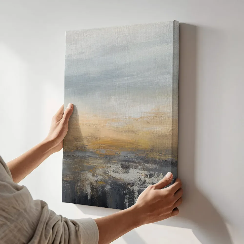 Sfeerimpressie: Gouden gloed boven antraciet horizon terwijl het aan de muur wordt gehangen