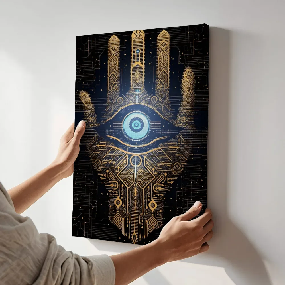 Sfeerimpressie: Gouden hamsa hand terwijl het aan de muur wordt gehangen