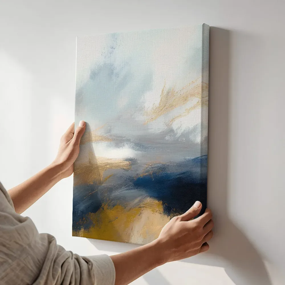 Sfeerimpressie: Gouden horizon boven donker water terwijl het aan de muur wordt gehangen