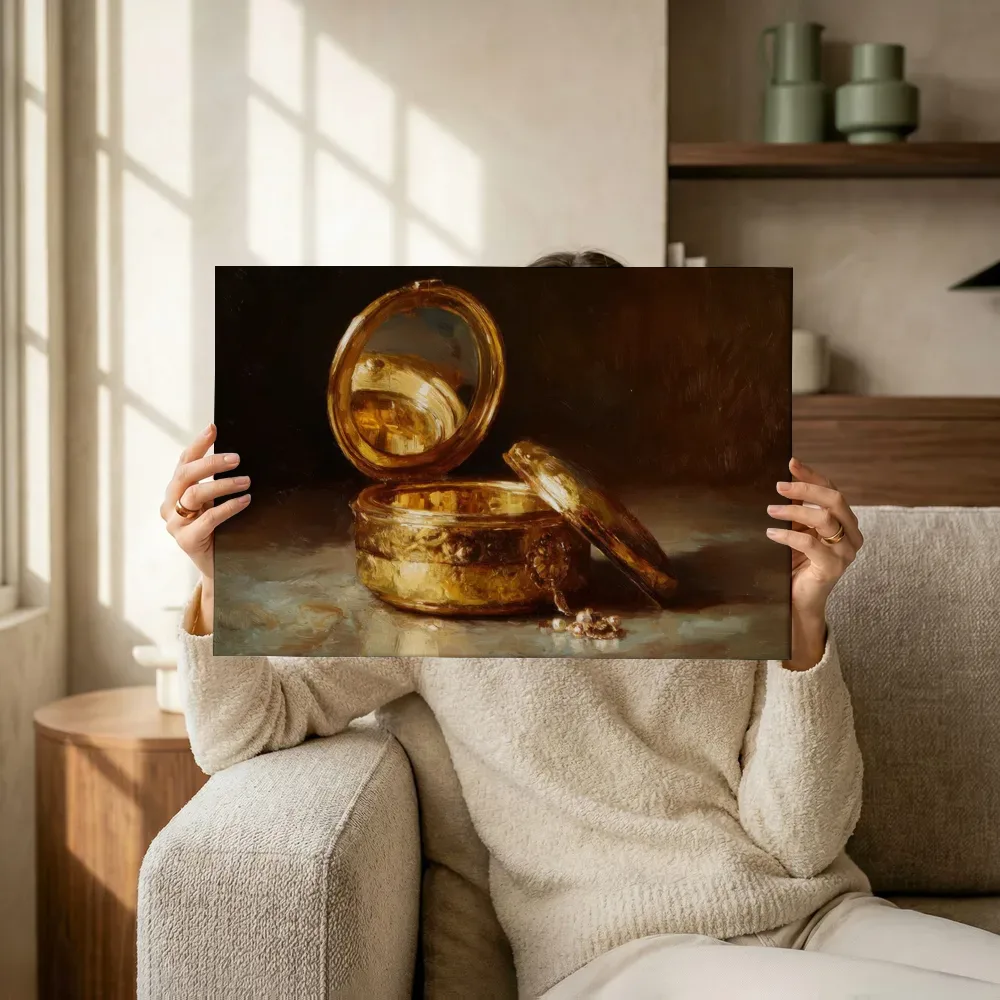 Sfeerimpressie: Gouden juwelendoosje met parels terwijl het omhoog wordt gehouden