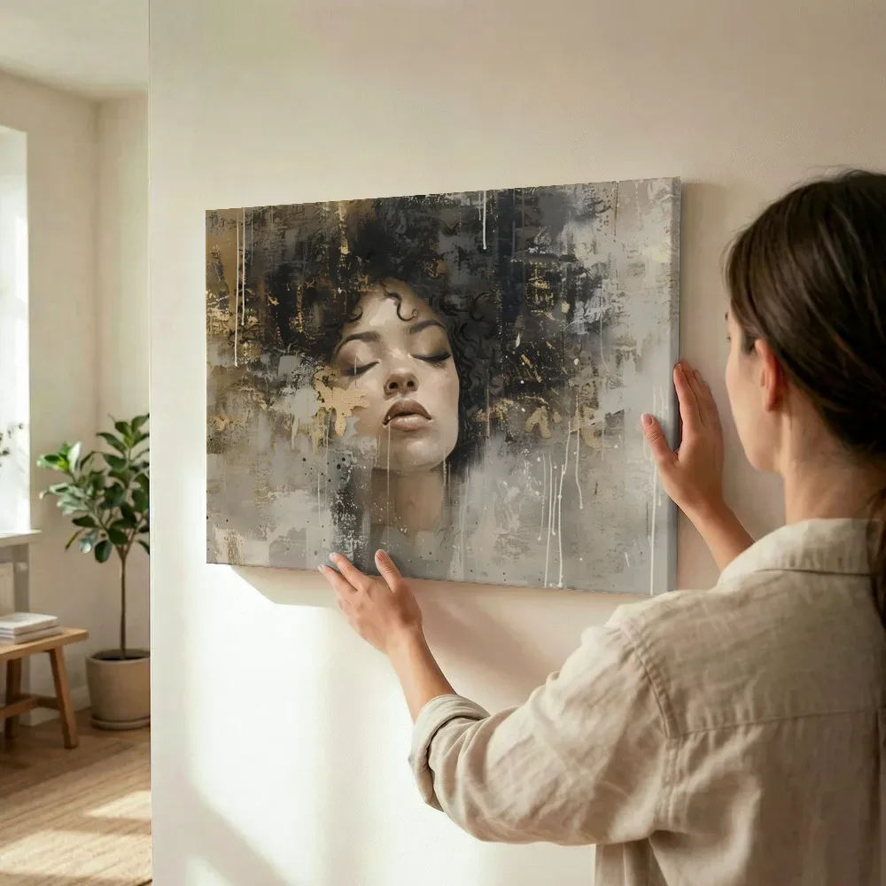 Sfeerimpressie: Gouden krullen portret terwijl het wordt opgehangen