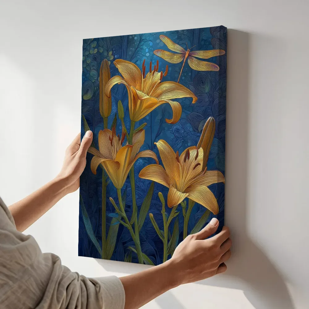 Sfeerimpressie: Gouden lelies in nachtelijk blauw terwijl het aan de muur wordt gehangen