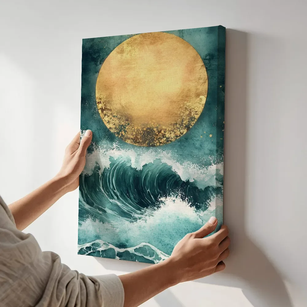 Sfeerimpressie: Gouden maan boven woeste golven terwijl het aan de muur wordt gehangen