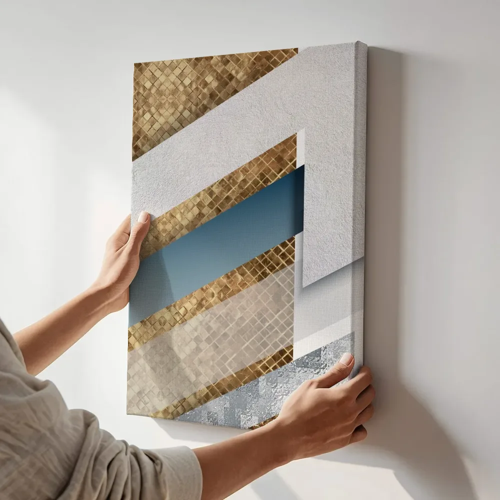 Sfeerimpressie: Gouden mozaïek diagonaal met luchtblauw terwijl het aan de muur wordt gehangen
