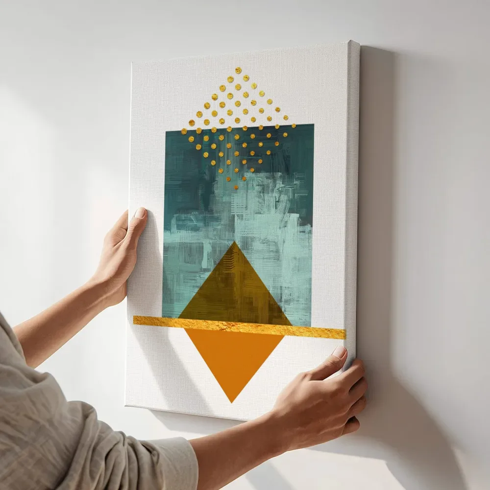 Sfeerimpressie: Gouden piramide turkoois terwijl het aan de muur wordt gehangen