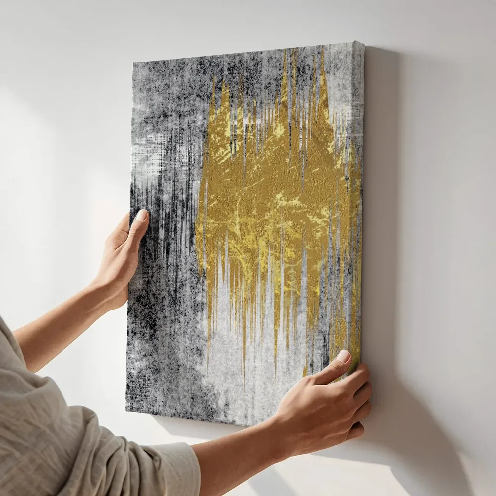 Sfeerimpressie: Gouden vlammen op grijze textuur terwijl het aan de muur wordt gehangen