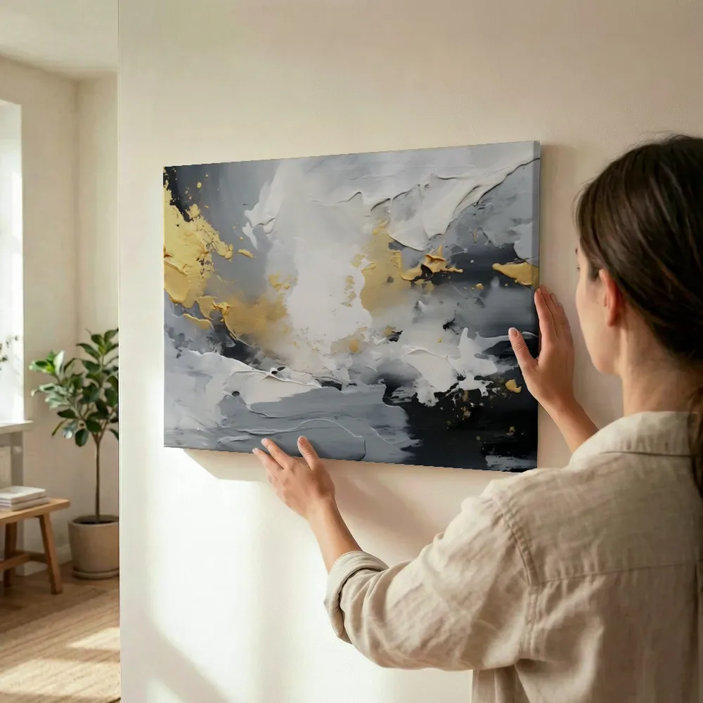 Sfeerimpressie: Gouden wolk in grijs en wit terwijl het wordt opgehangen