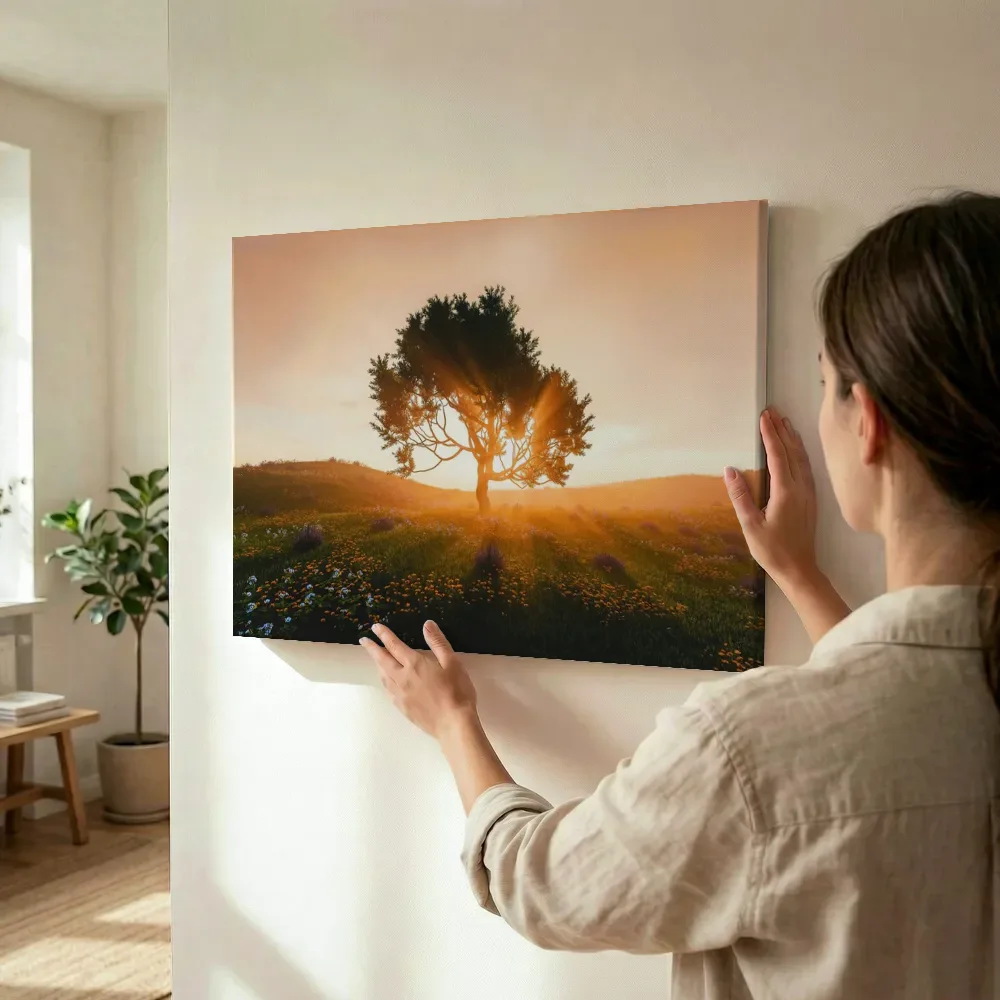 Sfeerimpressie: Gouden zonsondergang door de boomtakken terwijl het wordt opgehangen