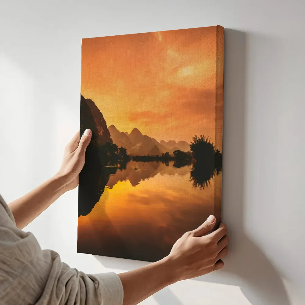 Sfeerimpressie: Gouden zonsondergang boven karstbergen terwijl het aan de muur wordt gehangen