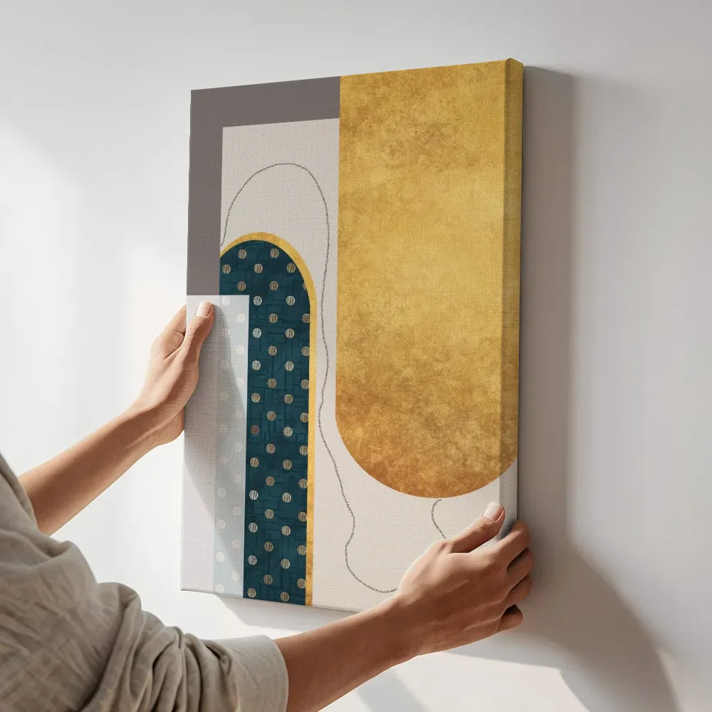 Sfeerimpressie: Gouden zuil naast teal stippenpatroon terwijl het aan de muur wordt gehangen