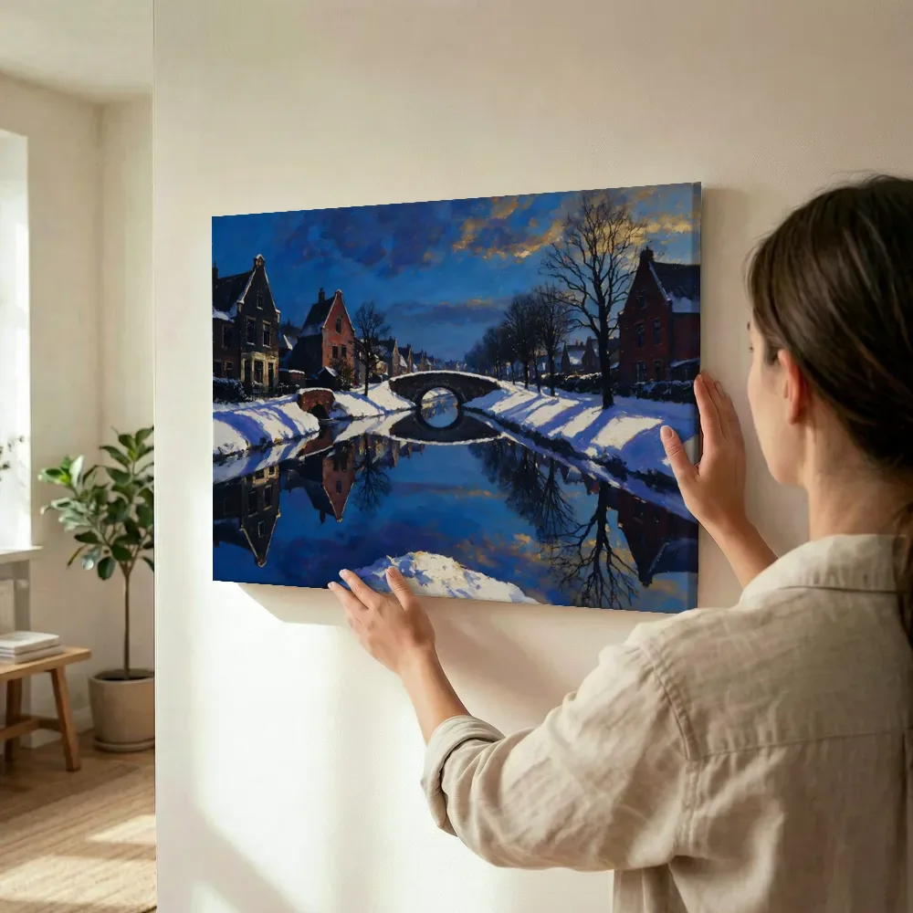 Sfeerimpressie: Gracht met smalle huizen in de sneeuw terwijl het wordt opgehangen