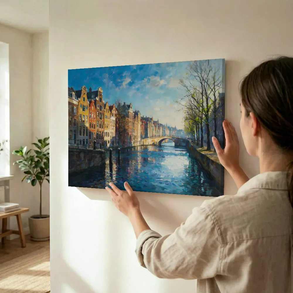 Sfeerimpressie: Gracht met smalle huizen in de vroege lente terwijl het wordt opgehangen
