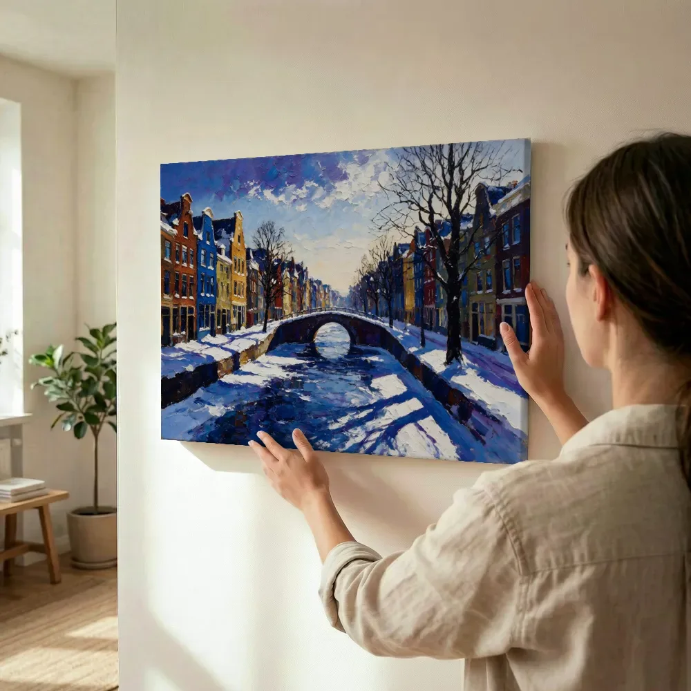 Sfeerimpressie: Gracht met smalle huizen in zijlicht terwijl het wordt opgehangen
