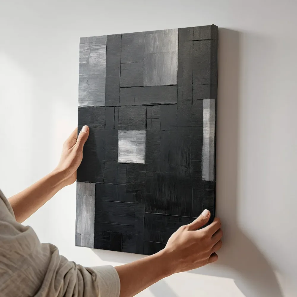 Sfeerimpressie: Grafisch blokkenpatroon terwijl het aan de muur wordt gehangen