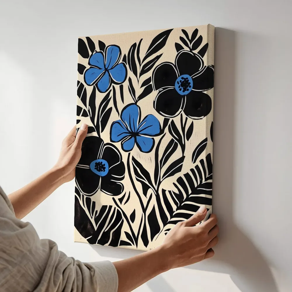 Sfeerimpressie: Grafische blauwe retro bloemen terwijl het aan de muur wordt gehangen