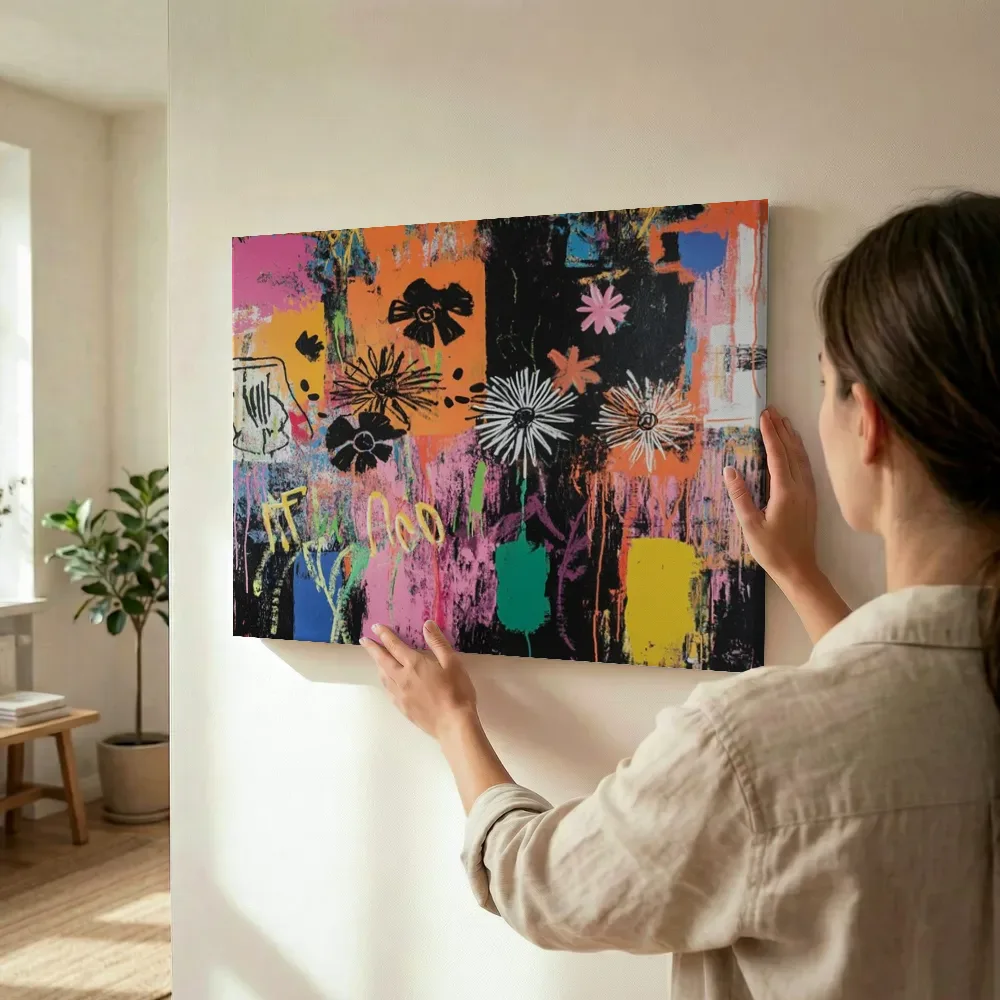 Sfeerimpressie: Grafische bloemvormen in kleurvlakken terwijl het wordt opgehangen