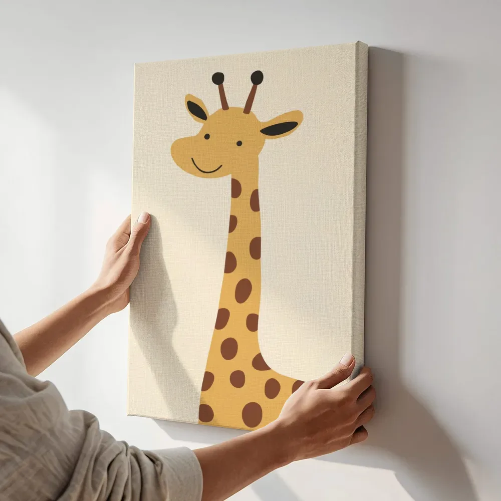 Sfeerimpressie: Grafische giraf portret terwijl het aan de muur wordt gehangen