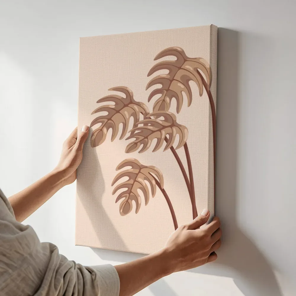 Sfeerimpressie: Grafische monsterabladeren in terracotta terwijl het aan de muur wordt gehangen