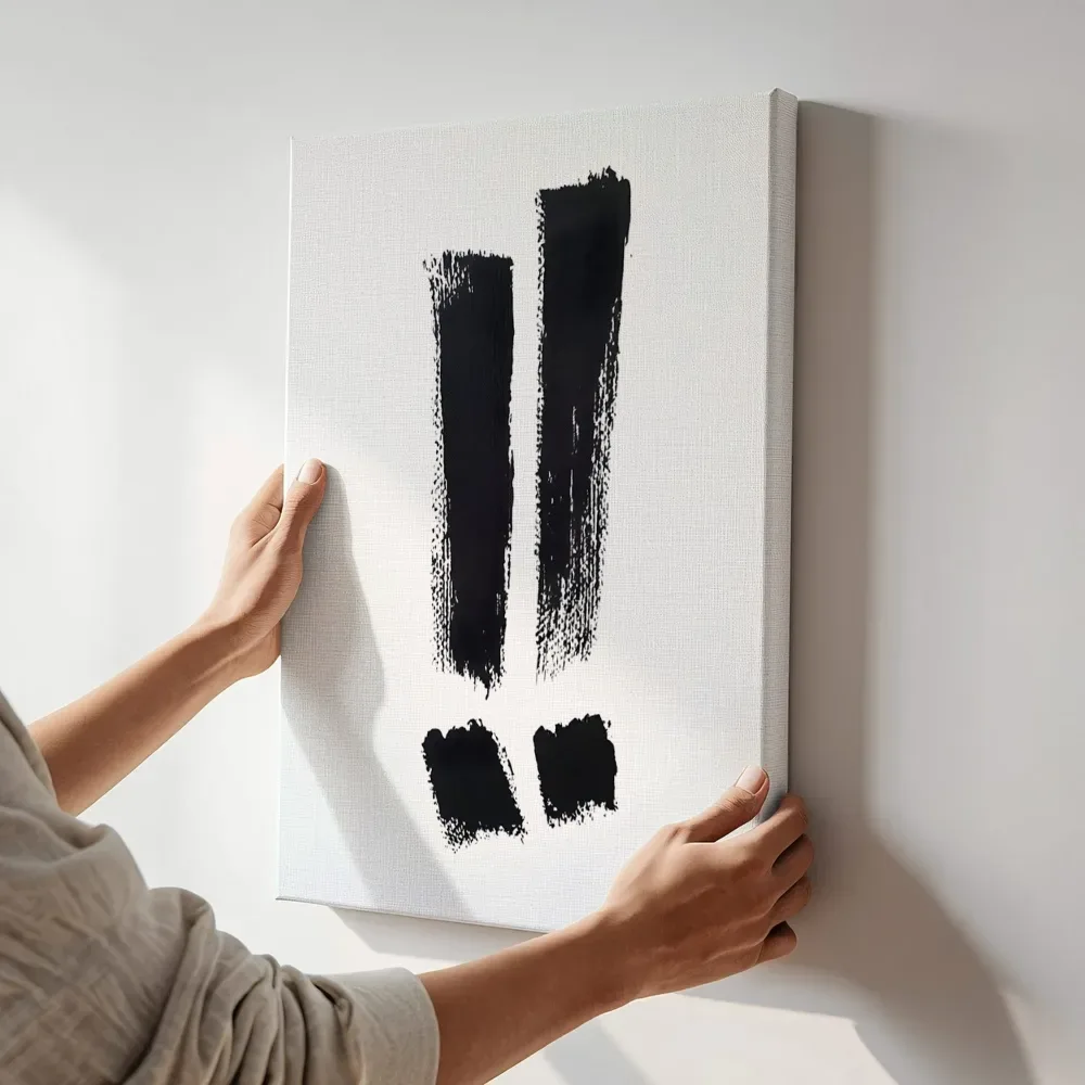 Sfeerimpressie: Grafische strepencompositie terwijl het aan de muur wordt gehangen